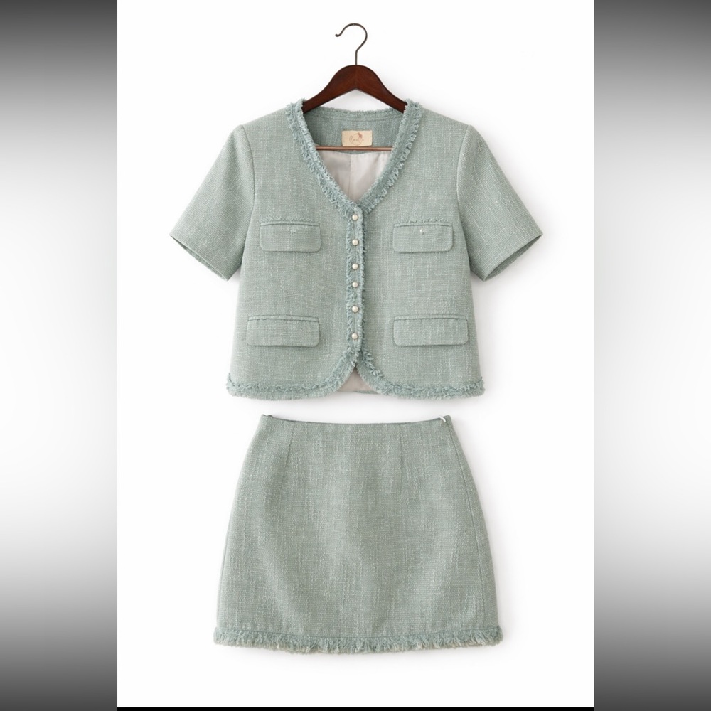 💚 Two piece jacket and skirt.  Woven basket weave, very light green.